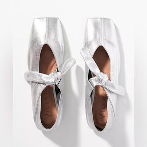 Vicenza Bow Mary Jane Flats in Silver